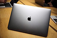 Click image for larger version

Name:	macbook-pro-2016-apple-logo-7298-1477705753.jpg
Views:	0
Size:	30.5 KB
ID:	954577