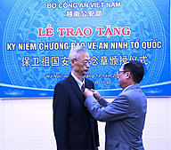 Click image for larger version

Name:	AN-20181215-Trao-kỷ-niệm-chương_by-báo-An-ninh-1.jpg
Views:	0
Size:	108.2 KB
ID:	1315037