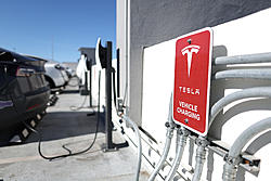 Click image for larger version

Name:	XH-tesla-charger-winter-time-1920x1280.jpg
Views:	0
Size:	242.9 KB
ID:	2324773