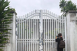 Click image for larger version

Name:	Căn nh của gia đnh Thương nhn từ ngoi cổng.jpg
Views:	0
Size:	115.1 KB
ID:	1611080