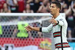 Click image for larger version

Name:	ronaldo-gian-tim-mat-vi-dong-doi-qua-ham-sut-1.jpg
Views:	0
Size:	43.6 KB
ID:	1811517